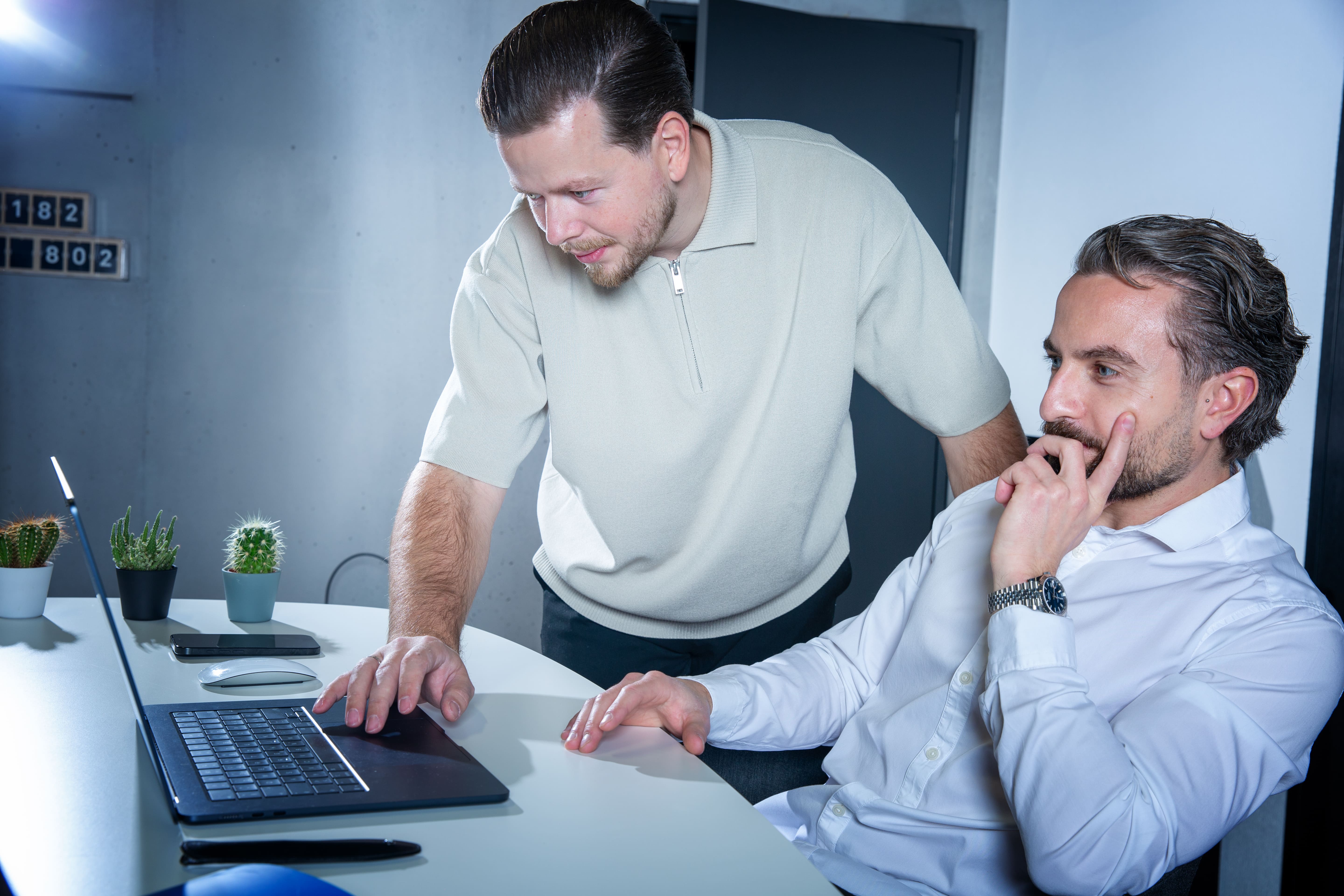 Moreno Carroccia & Flamur Sacipi schauen konzentriert in den Laptop - Online Marketing Agentur Südostschweiz & Liechtenstein (Chur, Landquart, Sargans, Buchs, Rheintal, Vaduz)