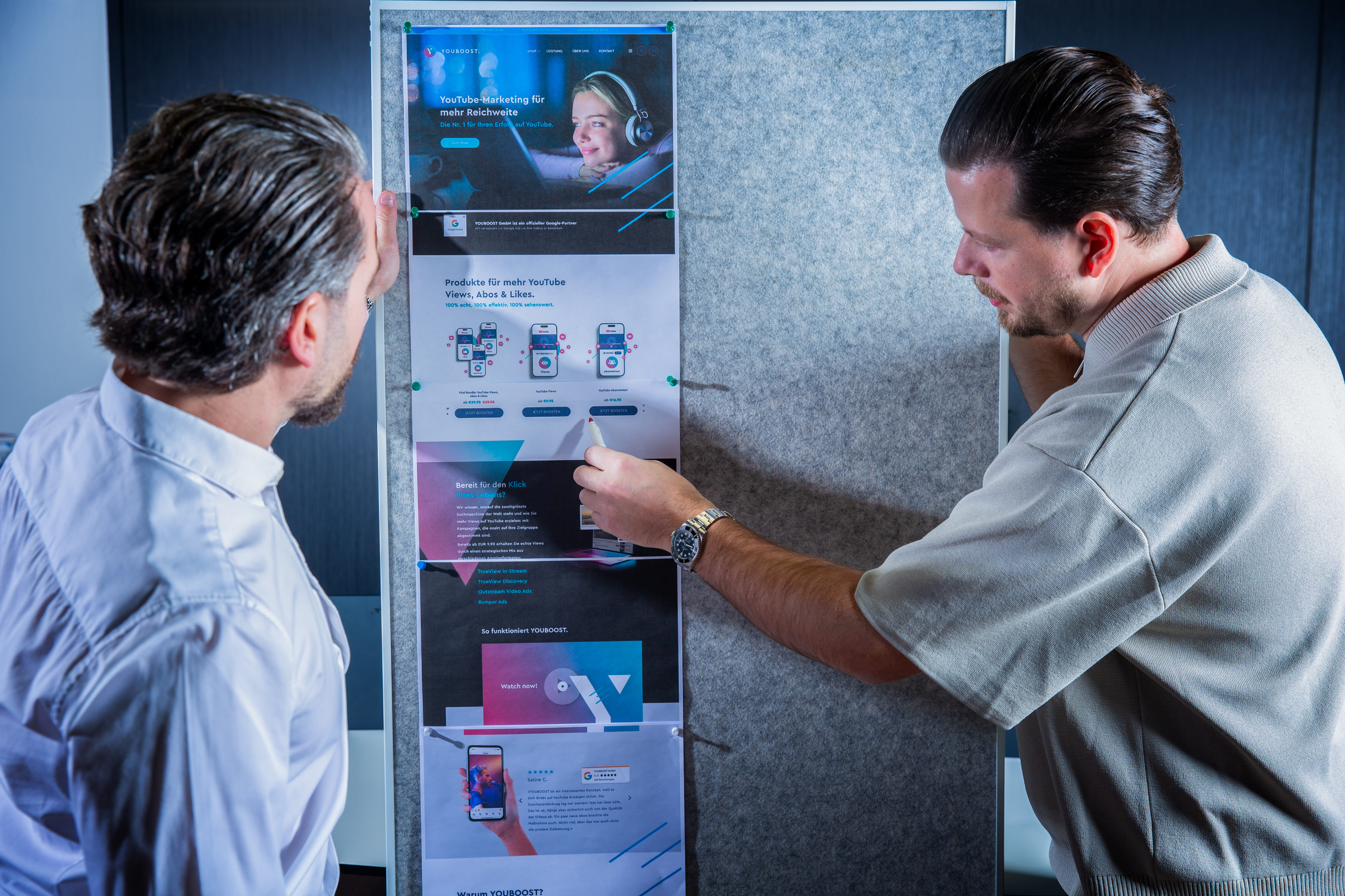 Moreno Carroccia & Flamur Sacipi an einem Whiteboard und schauen ein Webdesign an - Online Marketing Agentur Südostschweiz & Liechtenstein (Chur, Landquart, Sargans, Buchs, Rheintal, Vaduz)