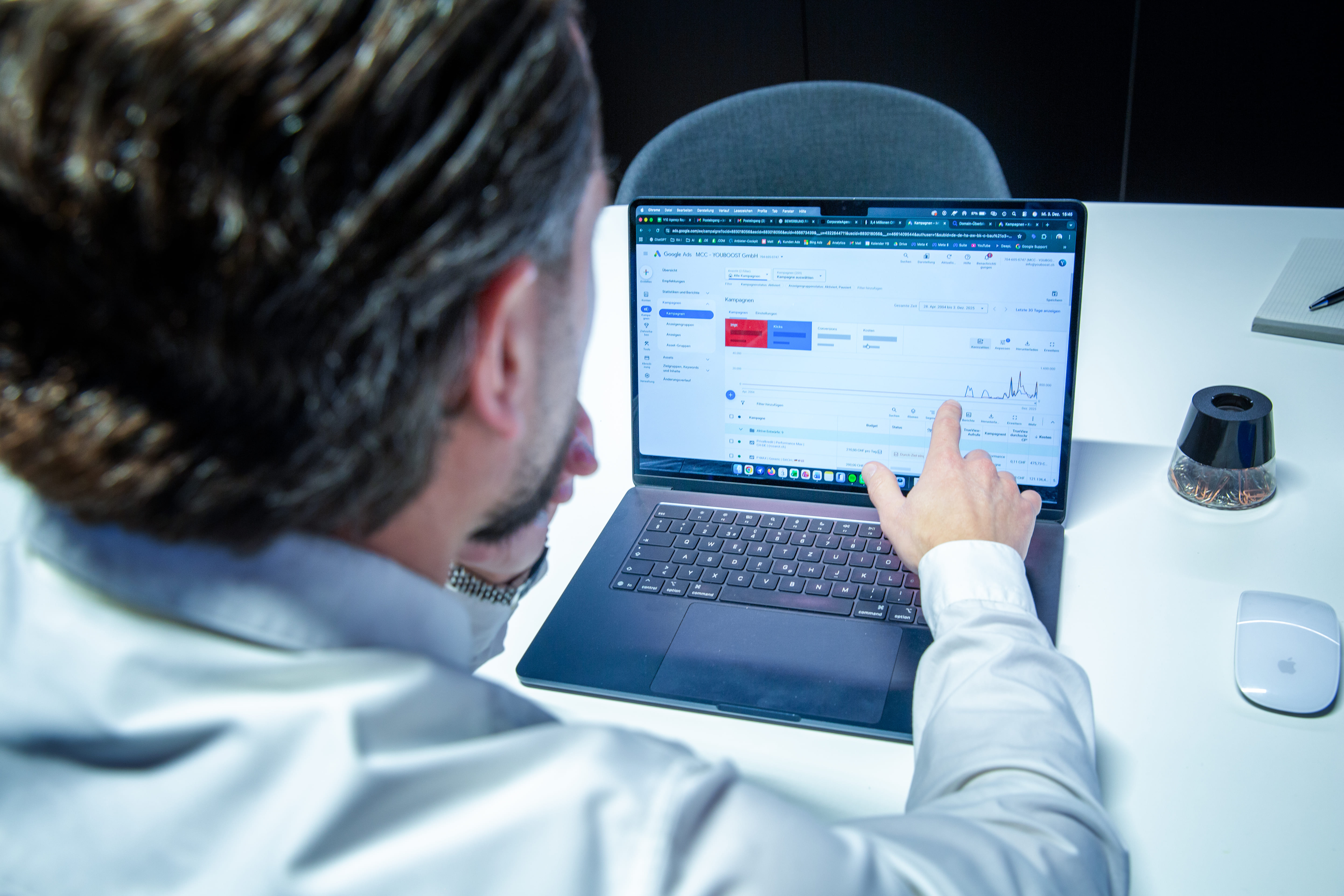 Moreno Carroccia zeigt Google Ads Analyse - Online Marketing Agentur Südostschweiz & Liechtenstein (Chur, Landquart, Sargans, Buchs, Rheintal, Vaduz)