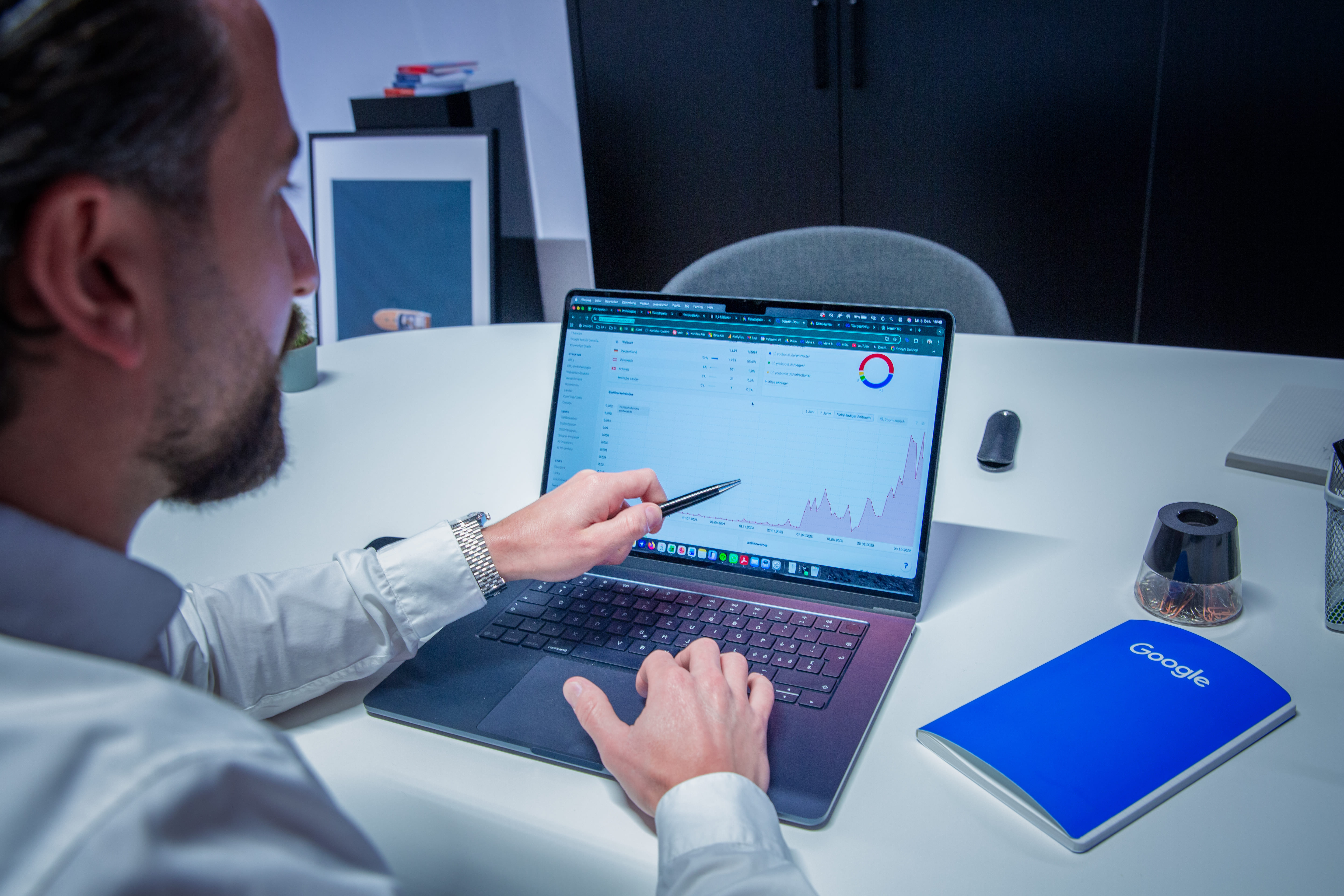 Moreno Carroccia zeigt SEO Analyse, SEO Agentur - Online Marketing Agentur Südostschweiz & Liechtenstein (Chur, Landquart, Sargans, Buchs, Rheintal, Vaduz)