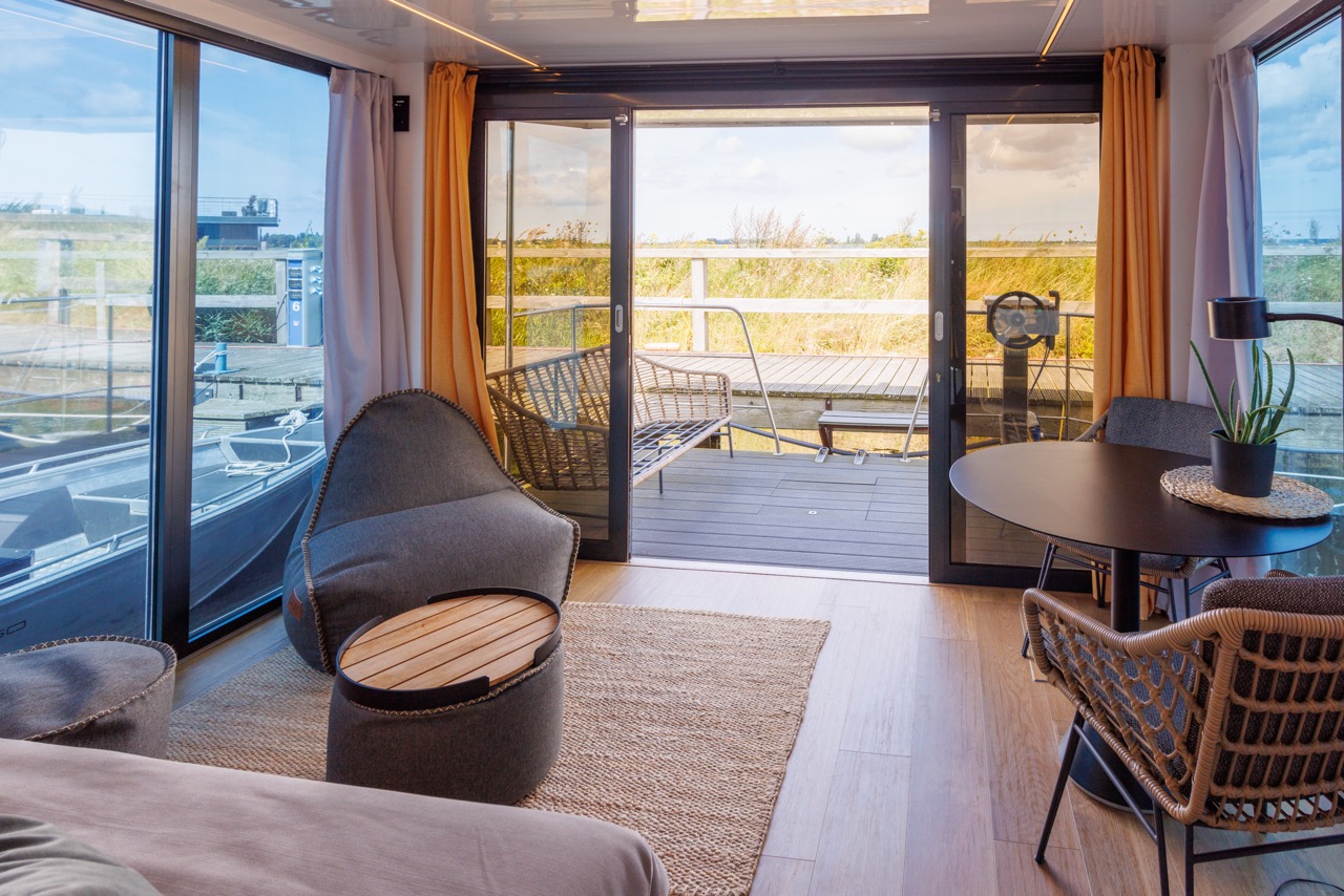 image of company logo and plaque (for a maritime service)