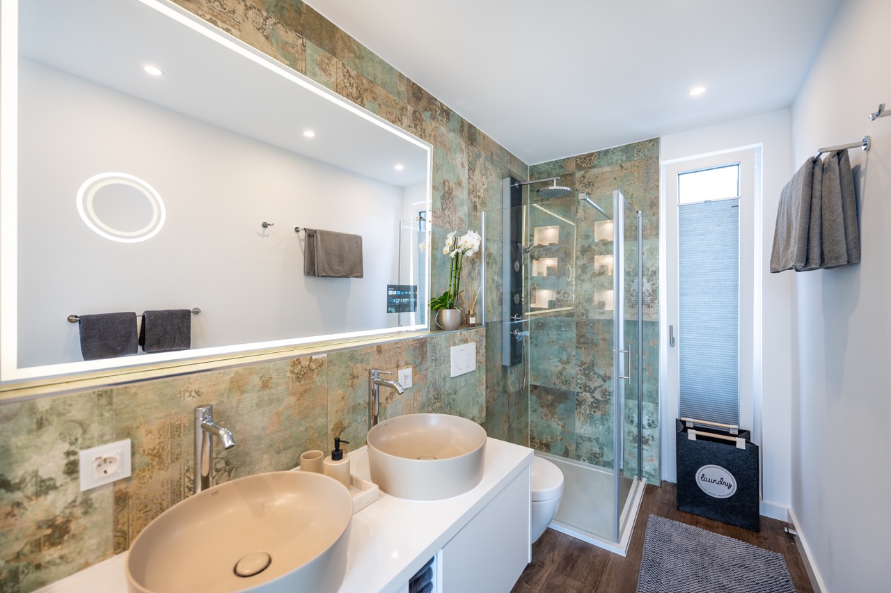 Bad mit Multimedia-Display-Spiegel