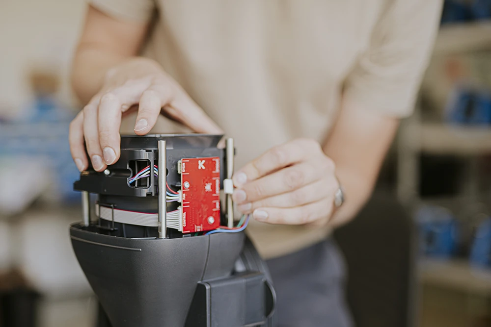 Productassemblage en prototyping in de werkplaats van Lencon