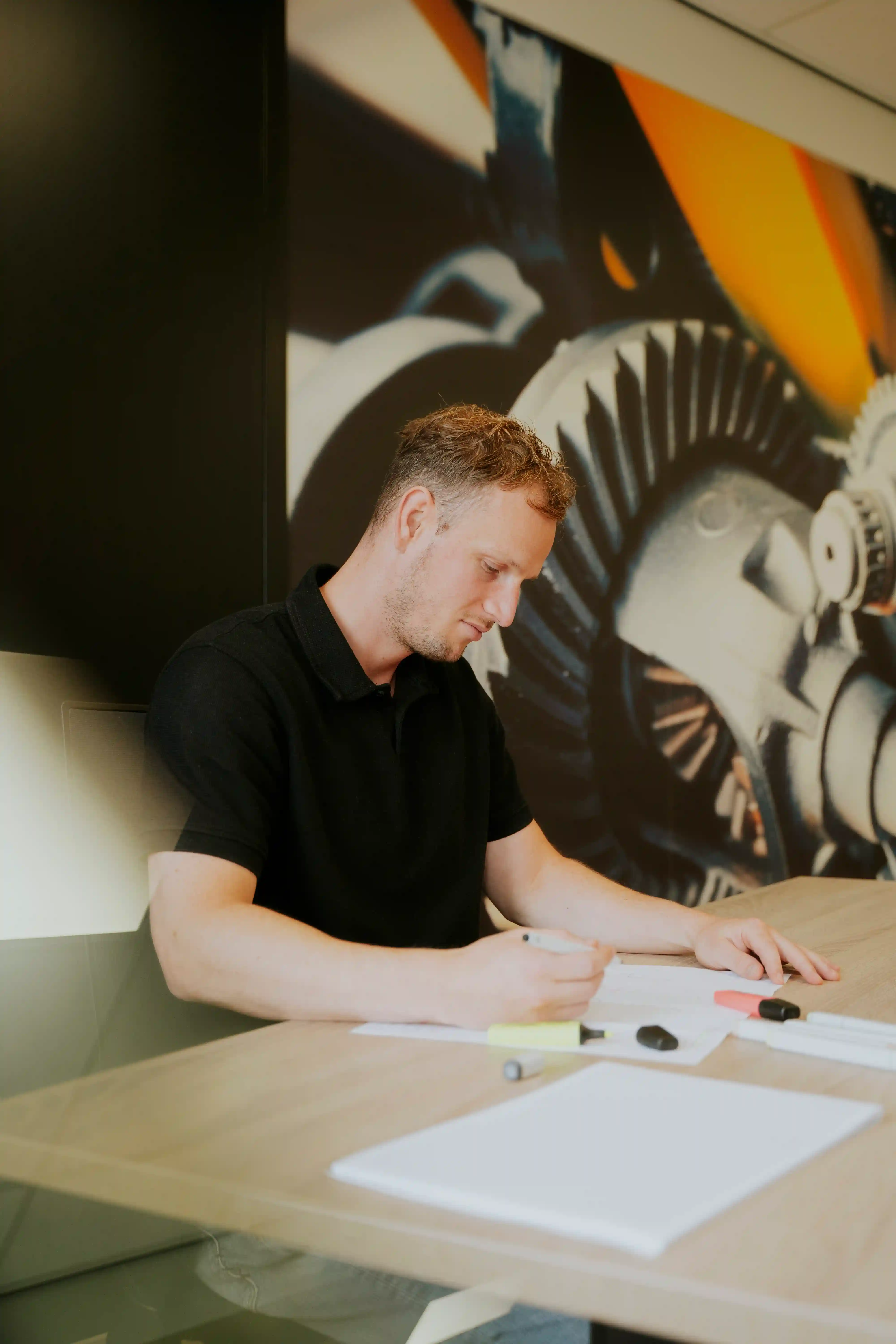 Engineer aan het werk bij een klant