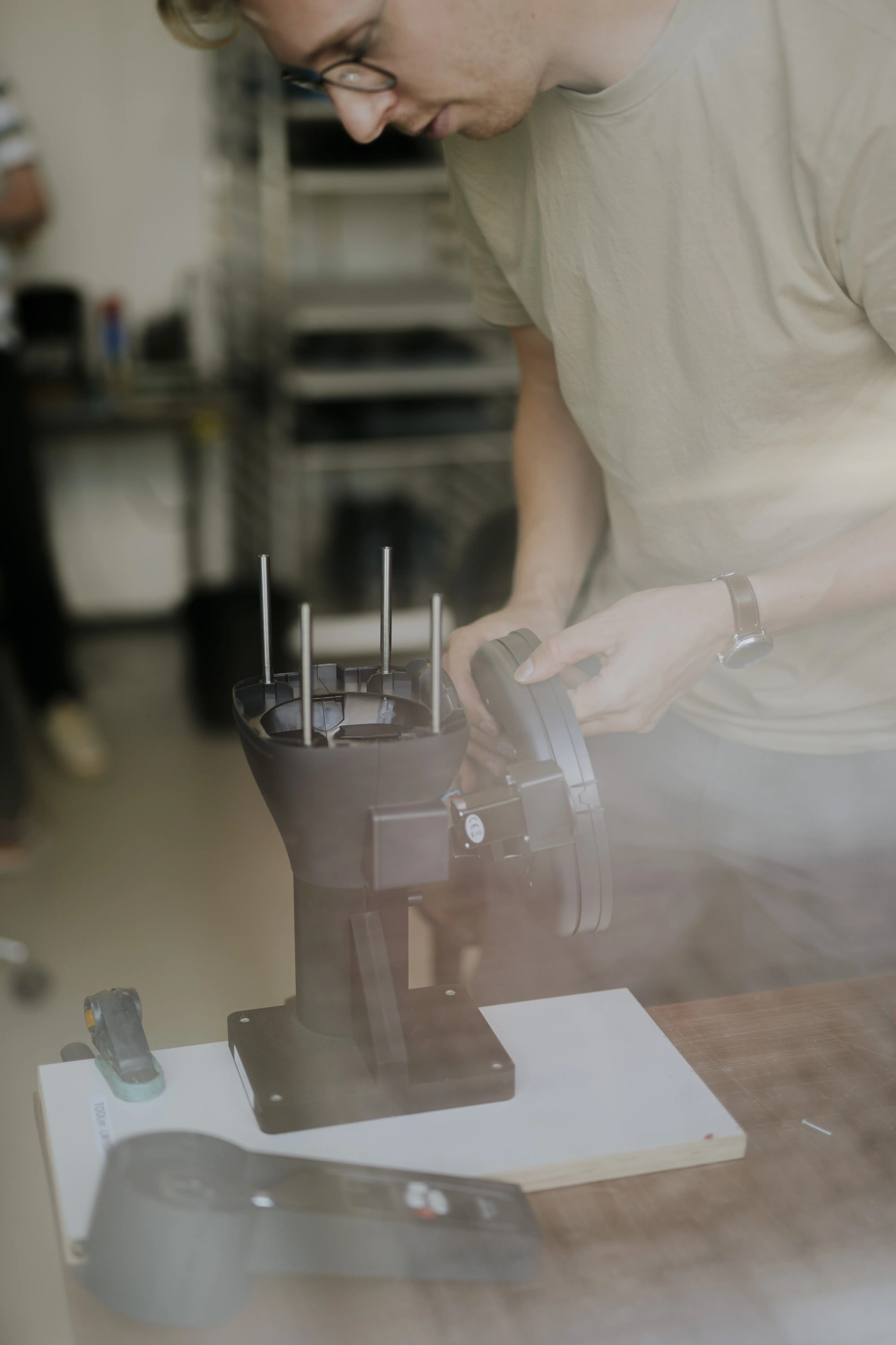 Een engineer werkt aan een prototype van een serieproduct
