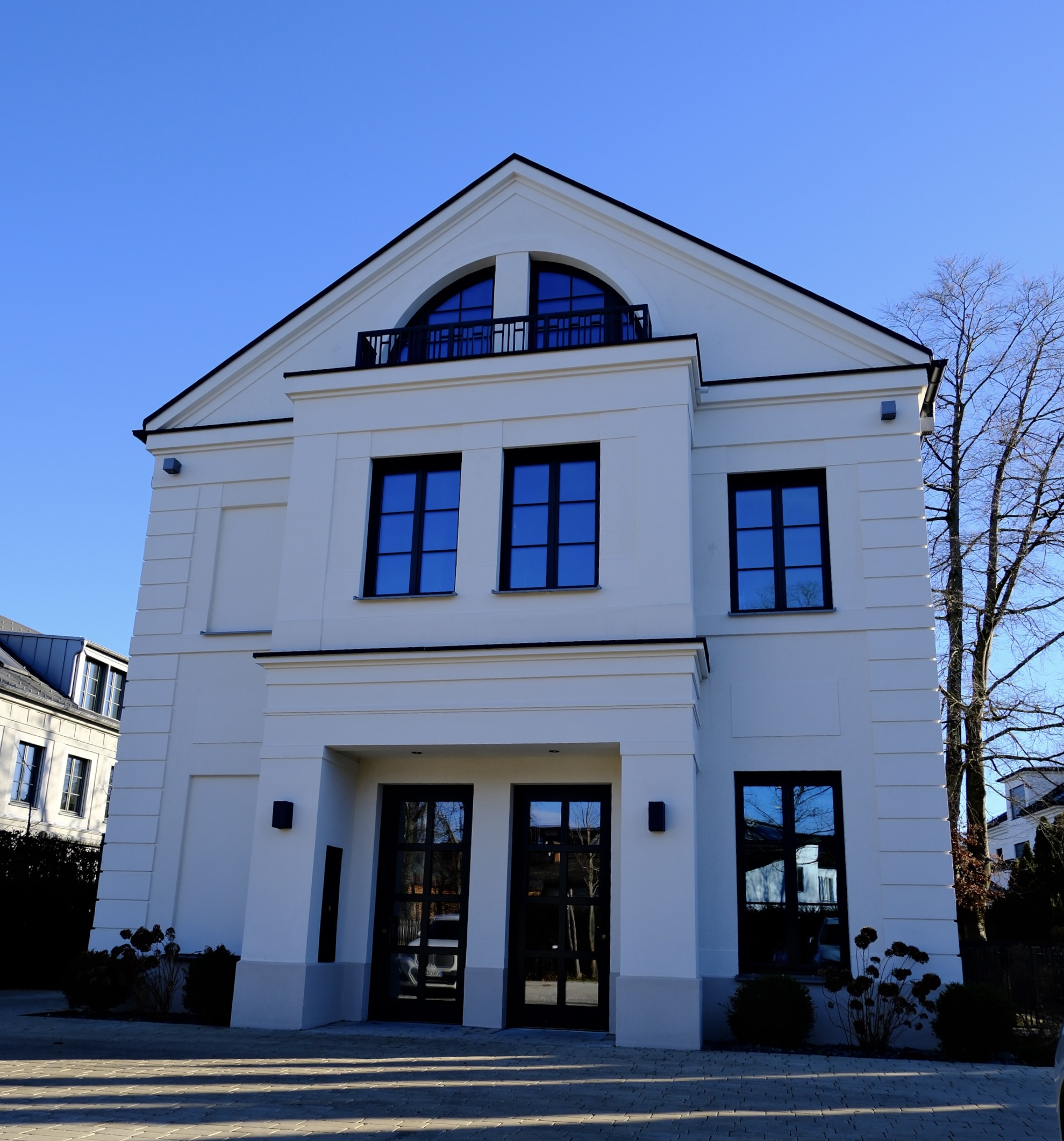 Das Haus, in dem die Geschäftsräume sind, von außen bei sonnigem Wetter.