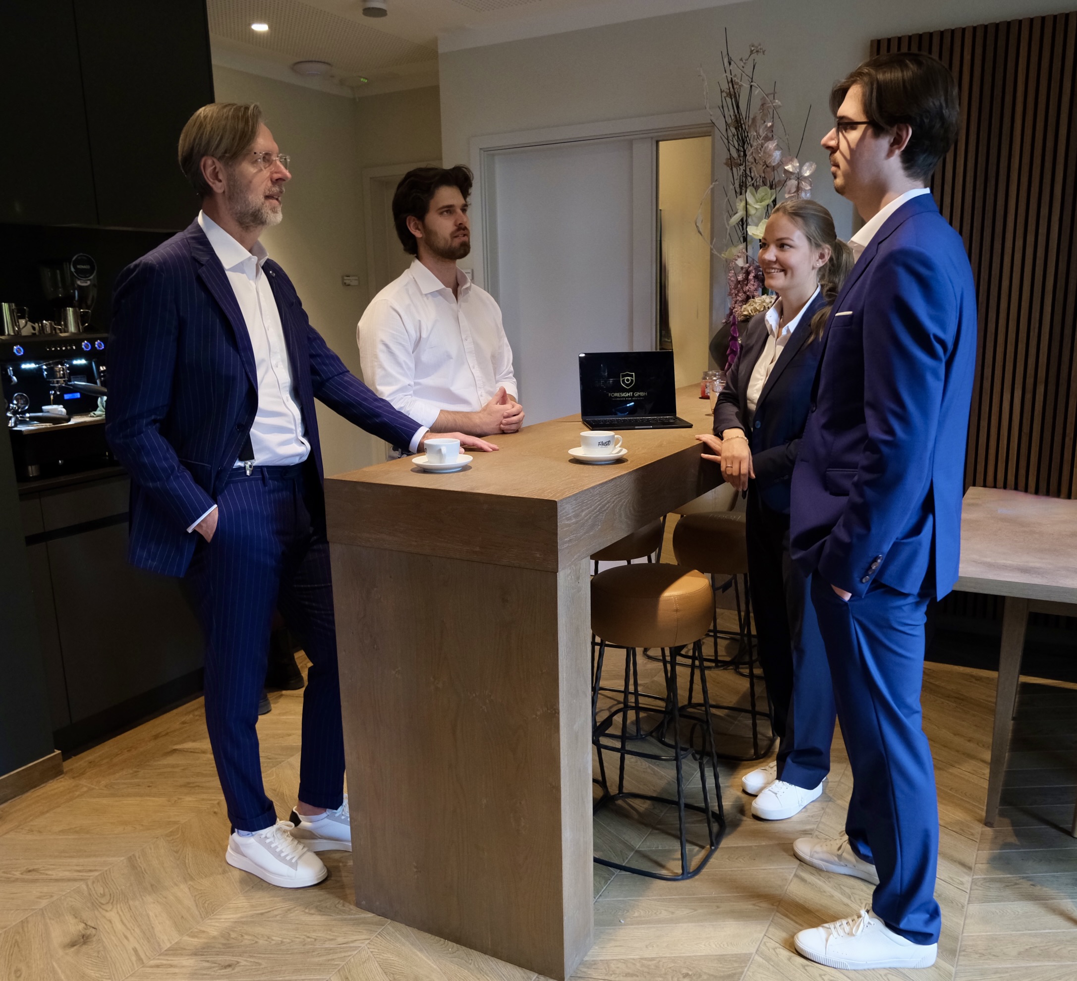 Das Team der Foresight GmbH Insurance Risk Advisory unterhält sich entspannt bei einer Tasse Kaffee in ihrem Büro.