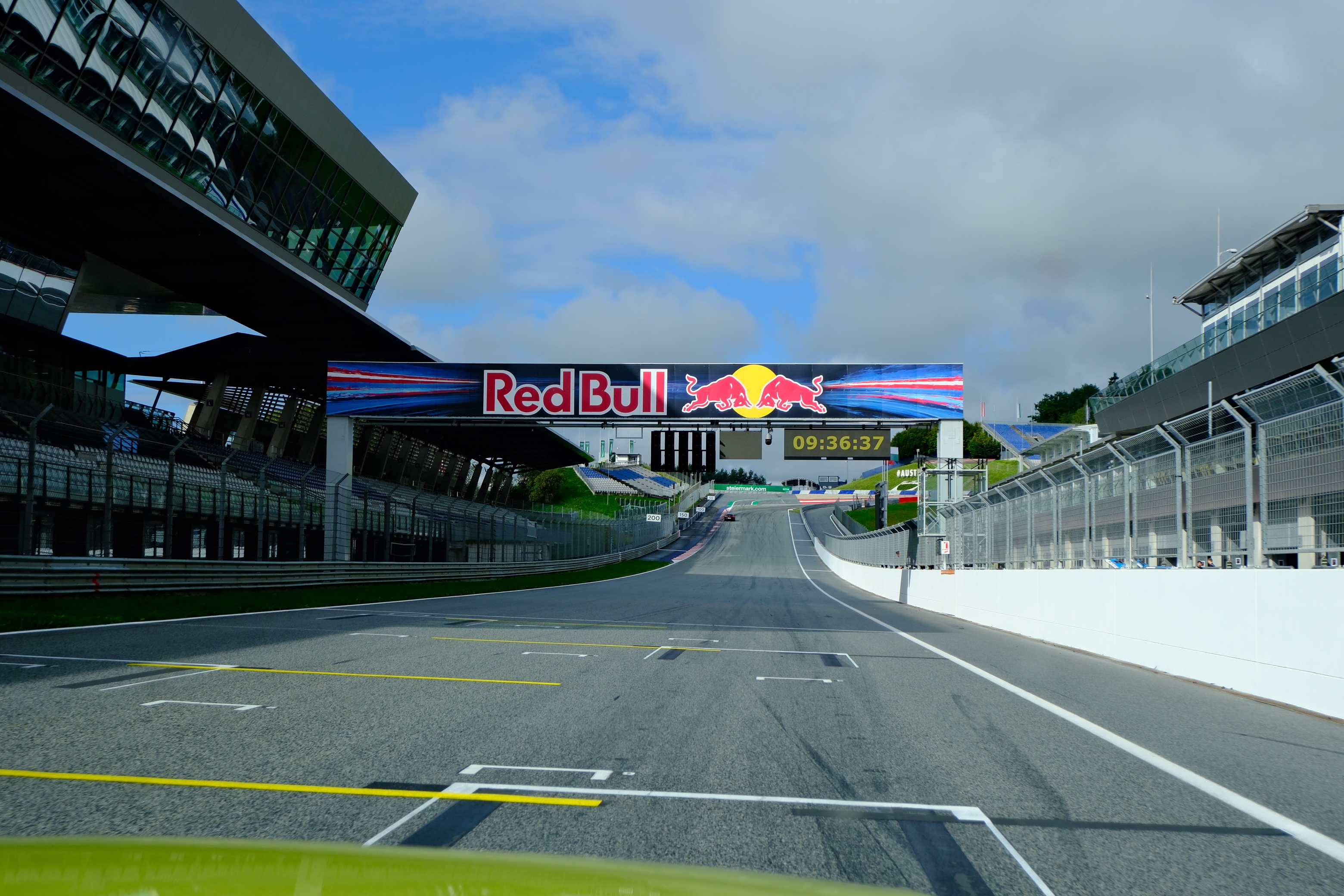 Der Blick aus einem Sportwagen heraus auf die Zielgerade des Red-Bull Rings.