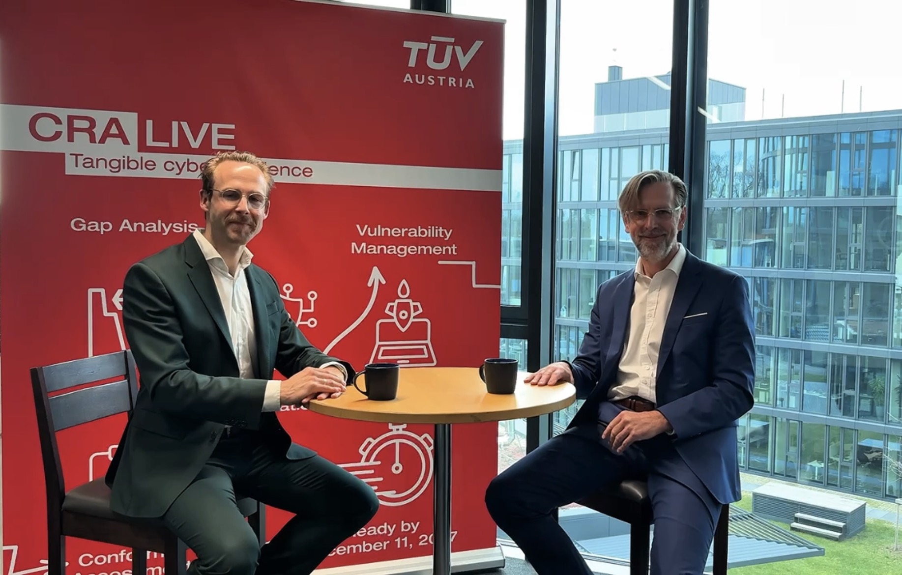 Dr. Christian Geiss (TÜV Austria, Founder & CEO von ClockworkX) und Krzysztof Bialon (Founder & CEO von Foresight GmbH) am Tisch fürs Interview.