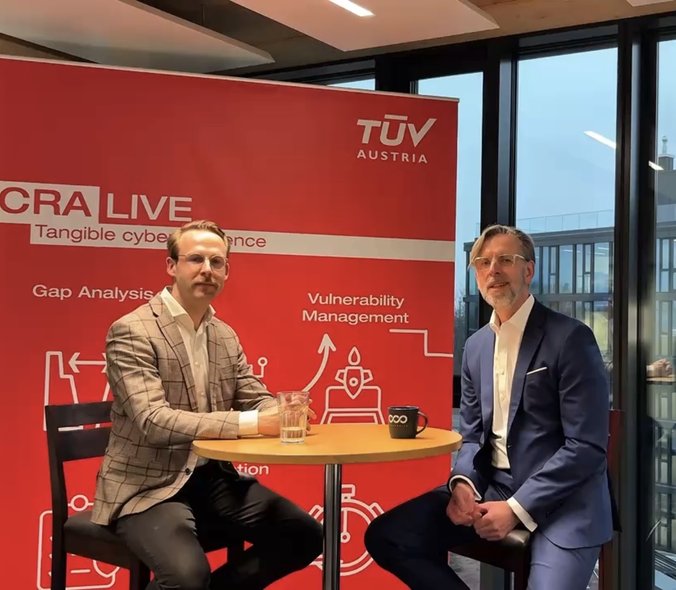 Dr. Christian Geiss (TÜV Austria, Founder & CEO von ClockworkX) und Krzysztof Bialon (Founder & CEO von Foresight GmbH) am Tisch fürs Interview.