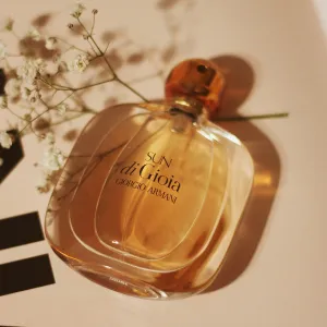 golden brown fragrance in a transparent bottle with rounded corners