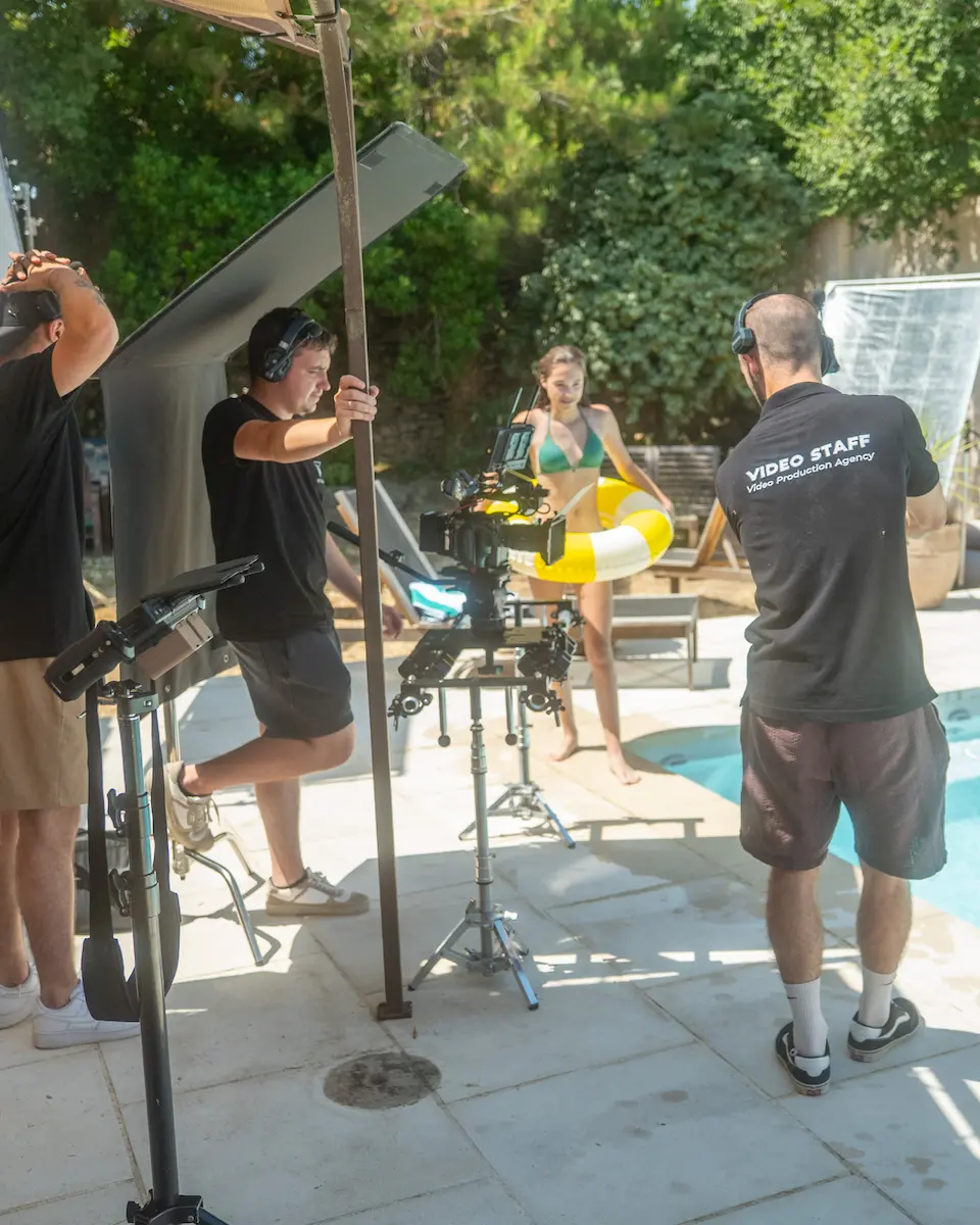 L'agence Première Classe en tournage extérieur proche d'une piscine avec du matériel