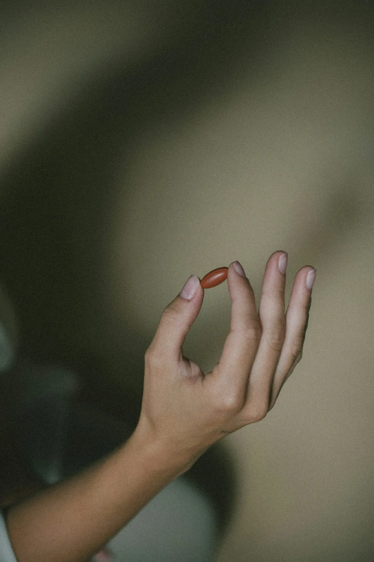 Utstrakt hånd mot lys bakgrunn