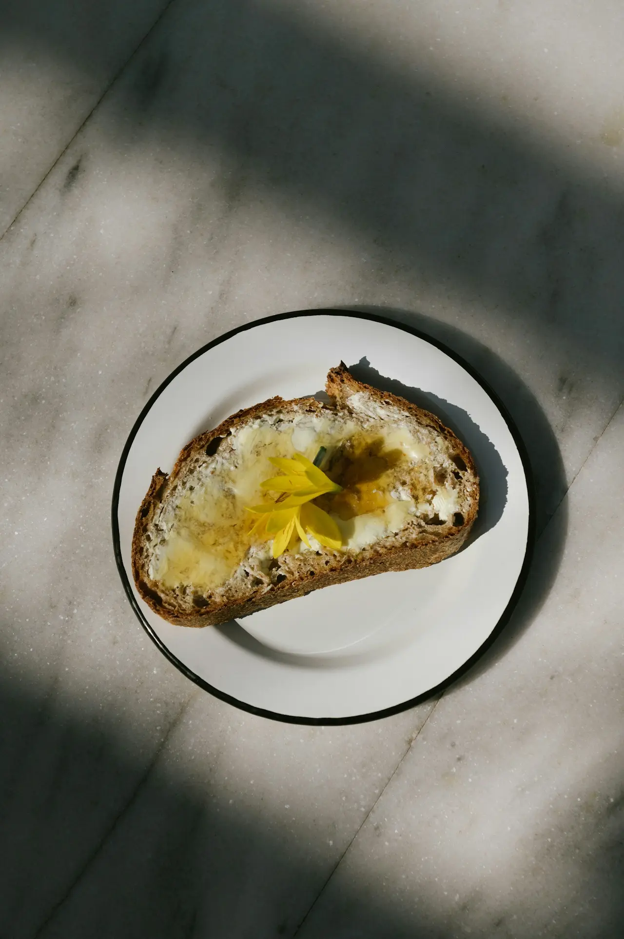 Tallerken med et stykke mat