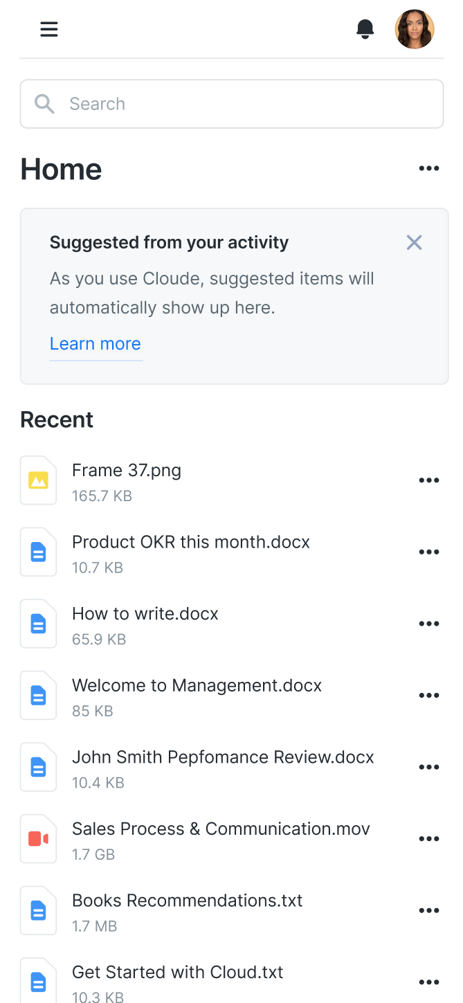 Pantalla de inicio de aplicación con barra de búsqueda, notificaciones y menú. Se muestra una lista de archivos recientes incluyendo imágenes, documentos y video.
