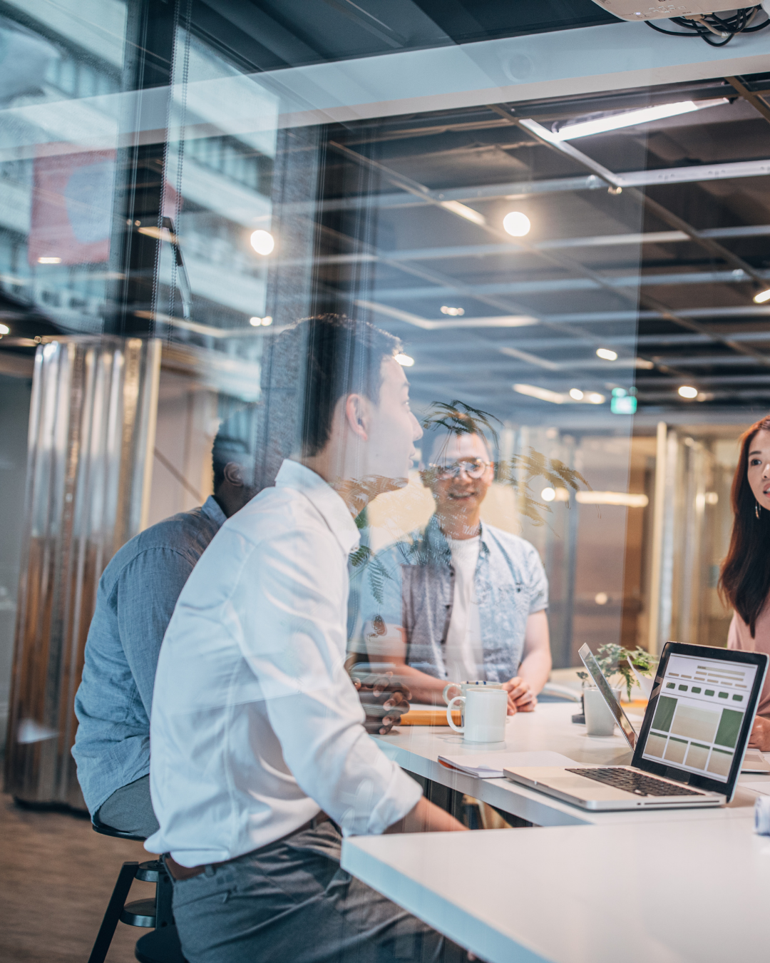 Team van professionals dat een digitaal project bespreekt, als symbool voor Webamigo’s webdesign en online oplossingen.