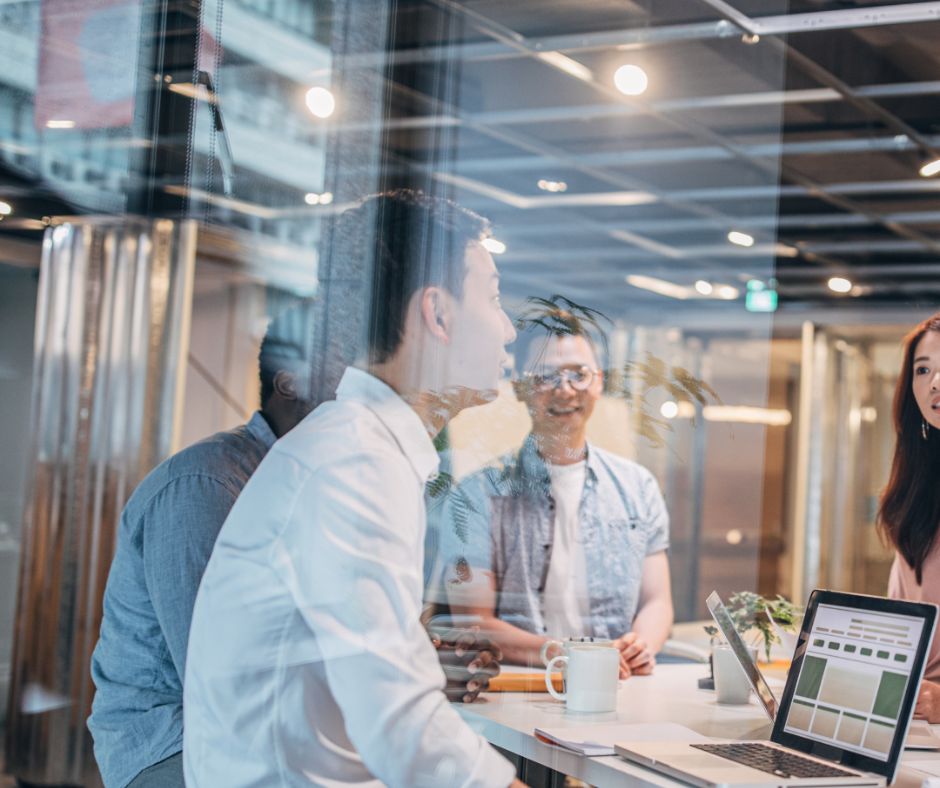 Team van professionals dat een digitaal project bespreekt, als symbool voor Webamigo’s webdesign en online oplossingen.