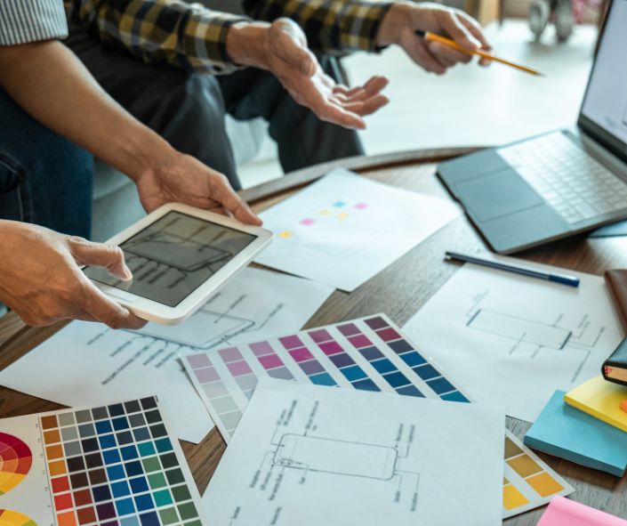 Vrouw die telefonisch overleg voert, als illustratie van de persoonlijke service van Webamigo.