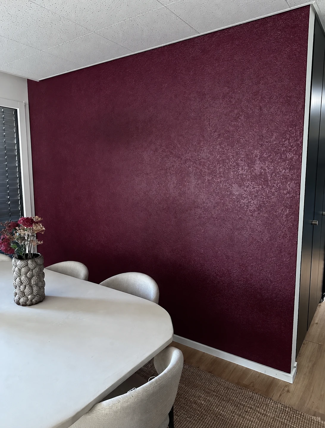 Mur bordeaux texturé réalisé par ACC Peinture, artisan peintre à Marin, dans une salle à manger.