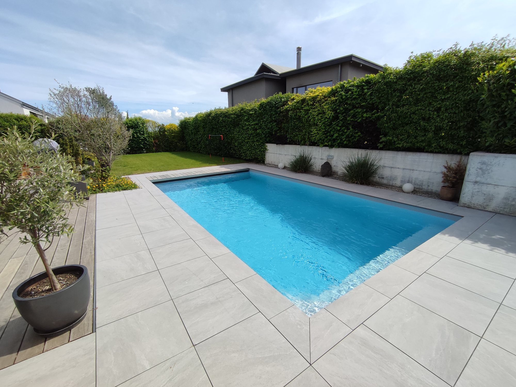 Piscine à Wavre avec escalier intérieur, réalisée par Espace Piscines et Spas.