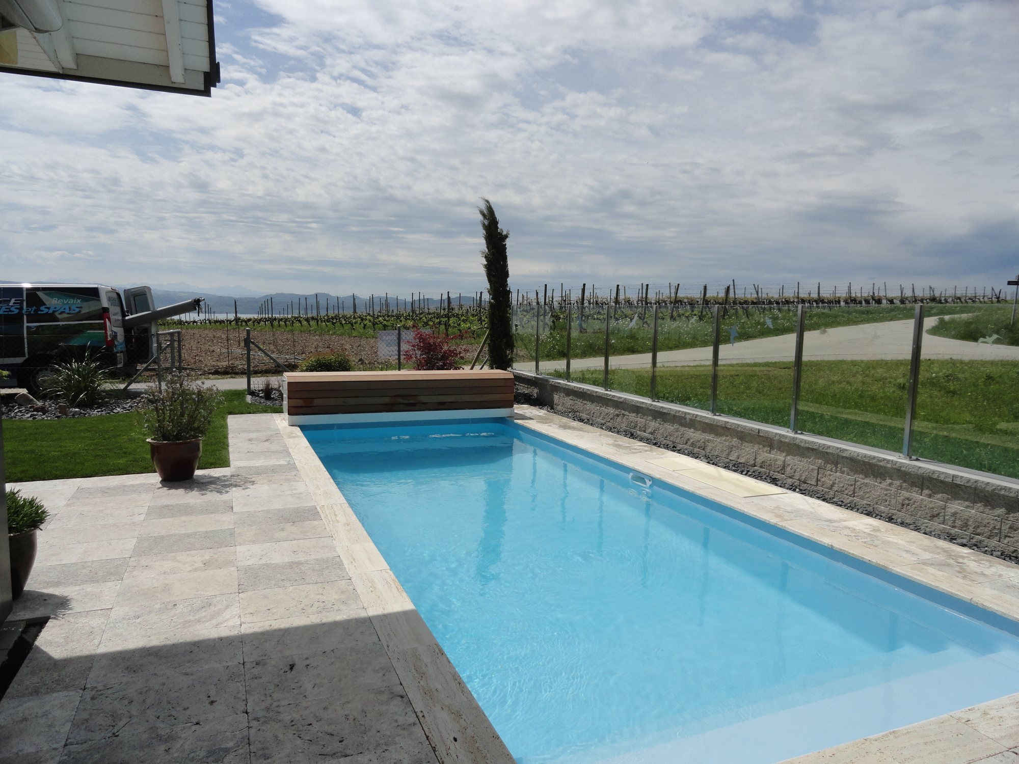 Piscine à Concise avec volet, réalisée par Espace Piscines et Spas.