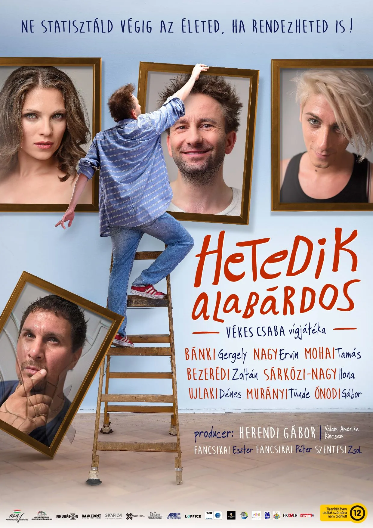 The poster shows a man standing on a wooden ladder, adjusting a large framed portrait on a wall filled with various headshots. Above him is the Hungarian tagline *Ne statisztáld végig az életed, ha rendezheted is!* and below is the film title *Hetedik alab