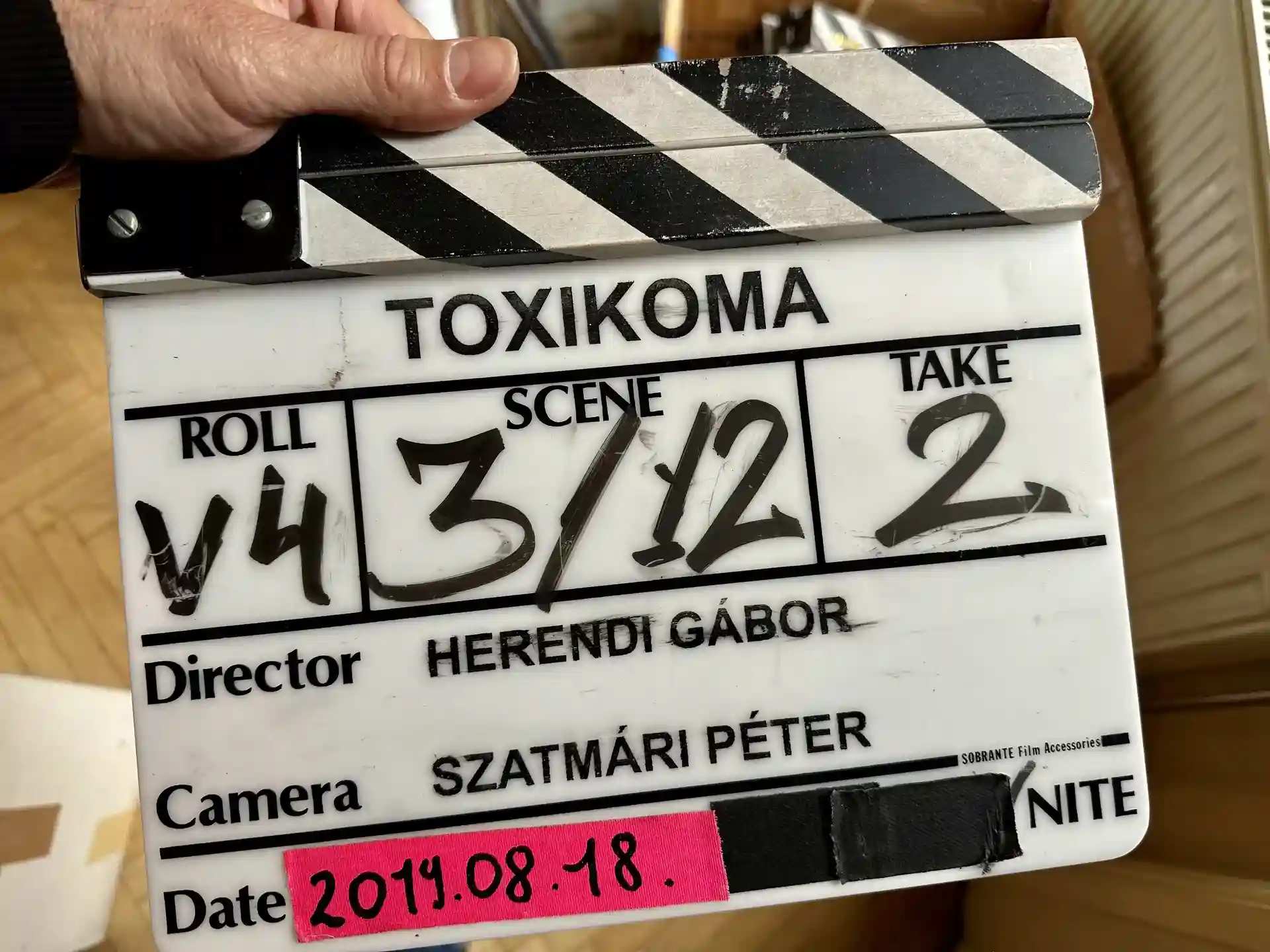 Clapperboard for Toxikoma, showing the director, roll, scene, take.