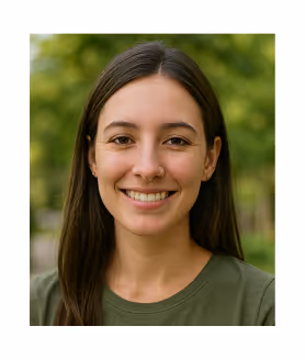 Mujer joven con cabello largo y oscuro sonriente, con fondo desenfocado de árboles verdes.