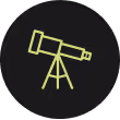 Icono de un telescopio amarillo sobre fondo negro.