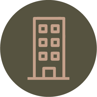 Ícono de un edificio de departamentos con seis ventanas y una puerta, sobre un fondo circular marrón oscuro.