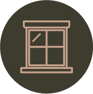 Ícono de ventana con cuatro paneles, fondo circular marrón oscuro.