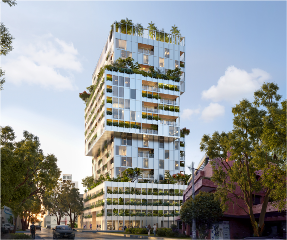 Edificio moderno con fachada de vidrio y muchas plantas verdes en balcones y terrazas, ubicado en una calle urbana con árboles y personas caminando.