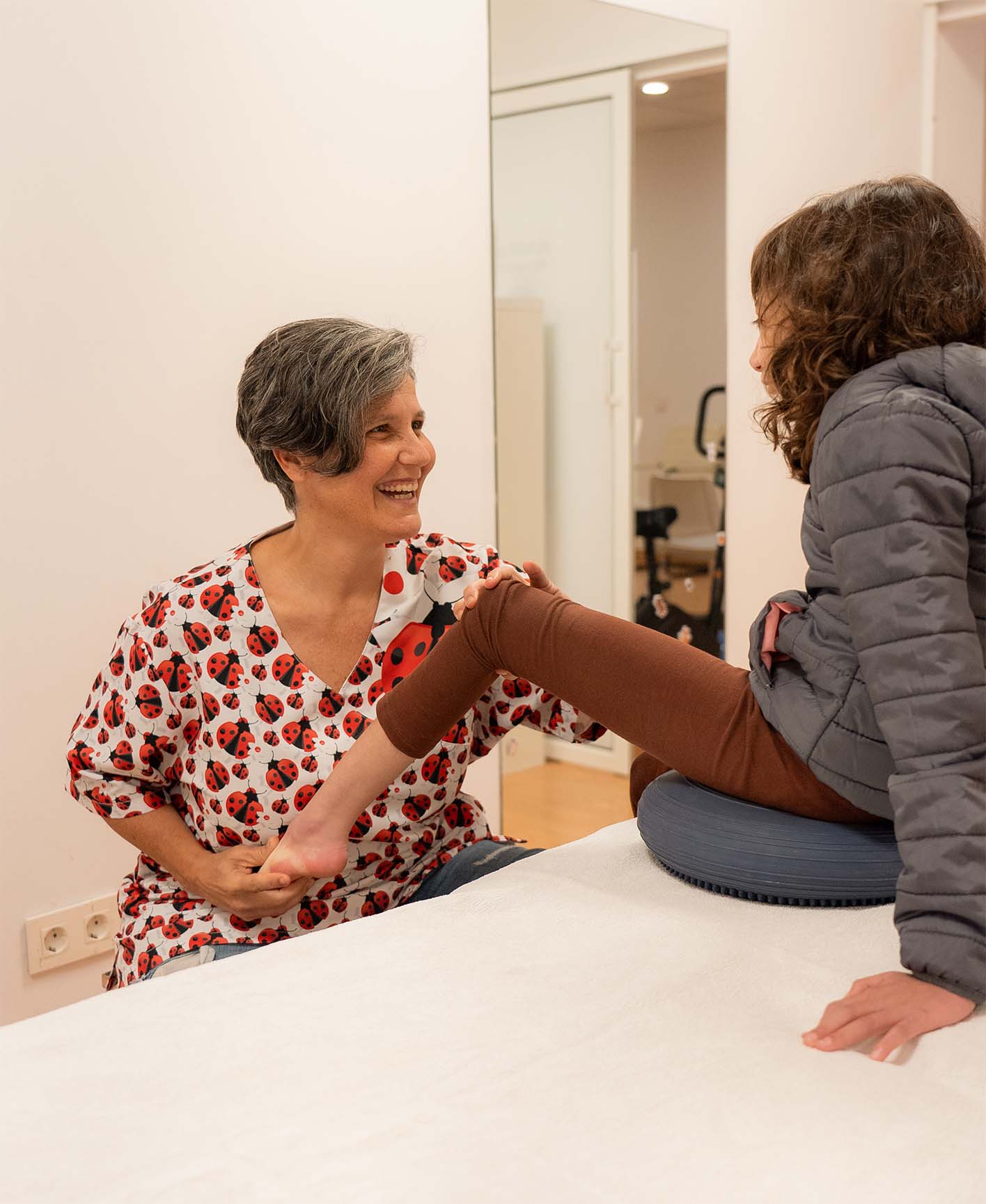 sala de rehabilitación luminosa con camilla y material de ejercicio terapéutico en un centro de Lanzarote