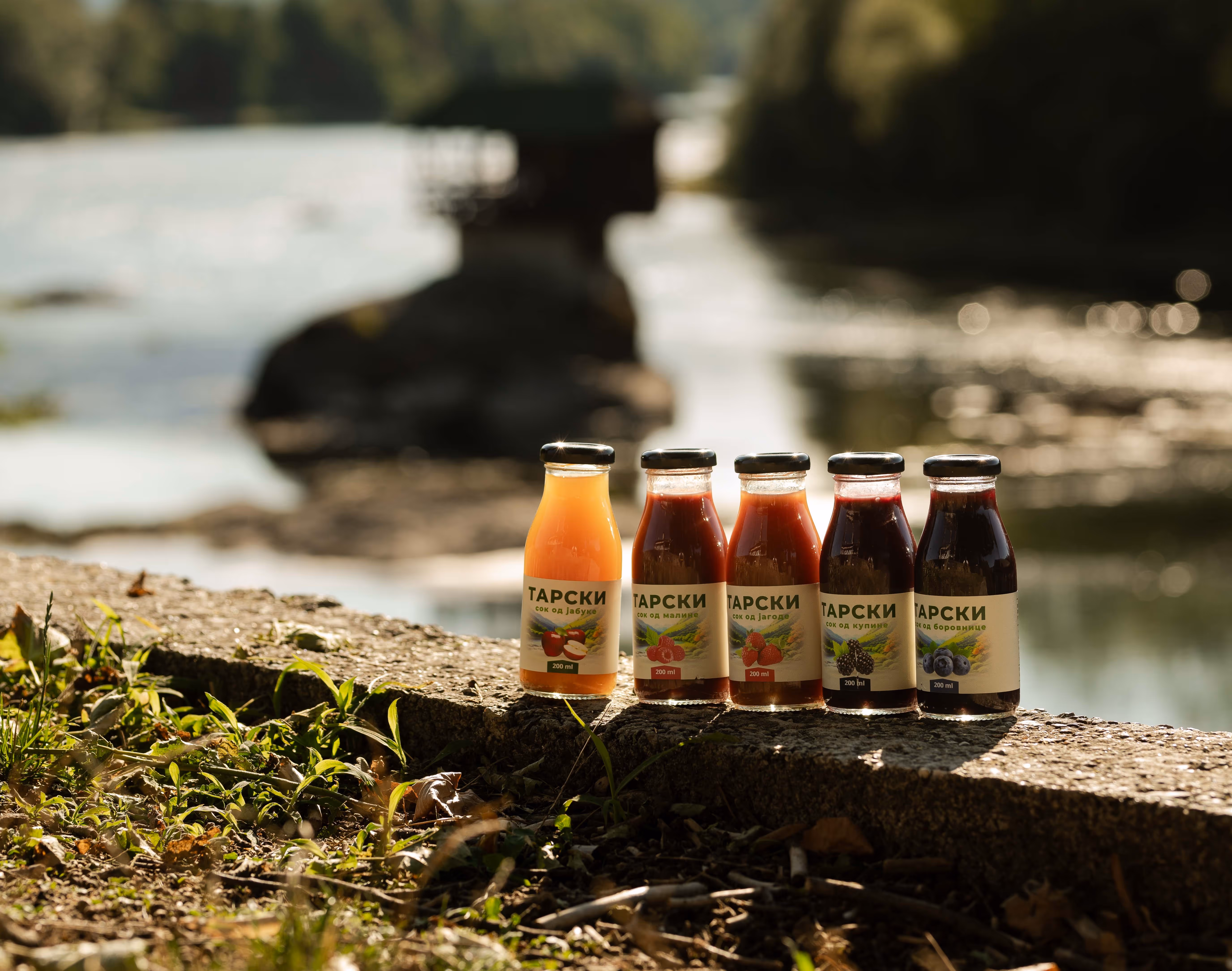 Prirodni tarski sokovi kod kucice na Drini na suncanom danu sa neodoljivim ukusima.