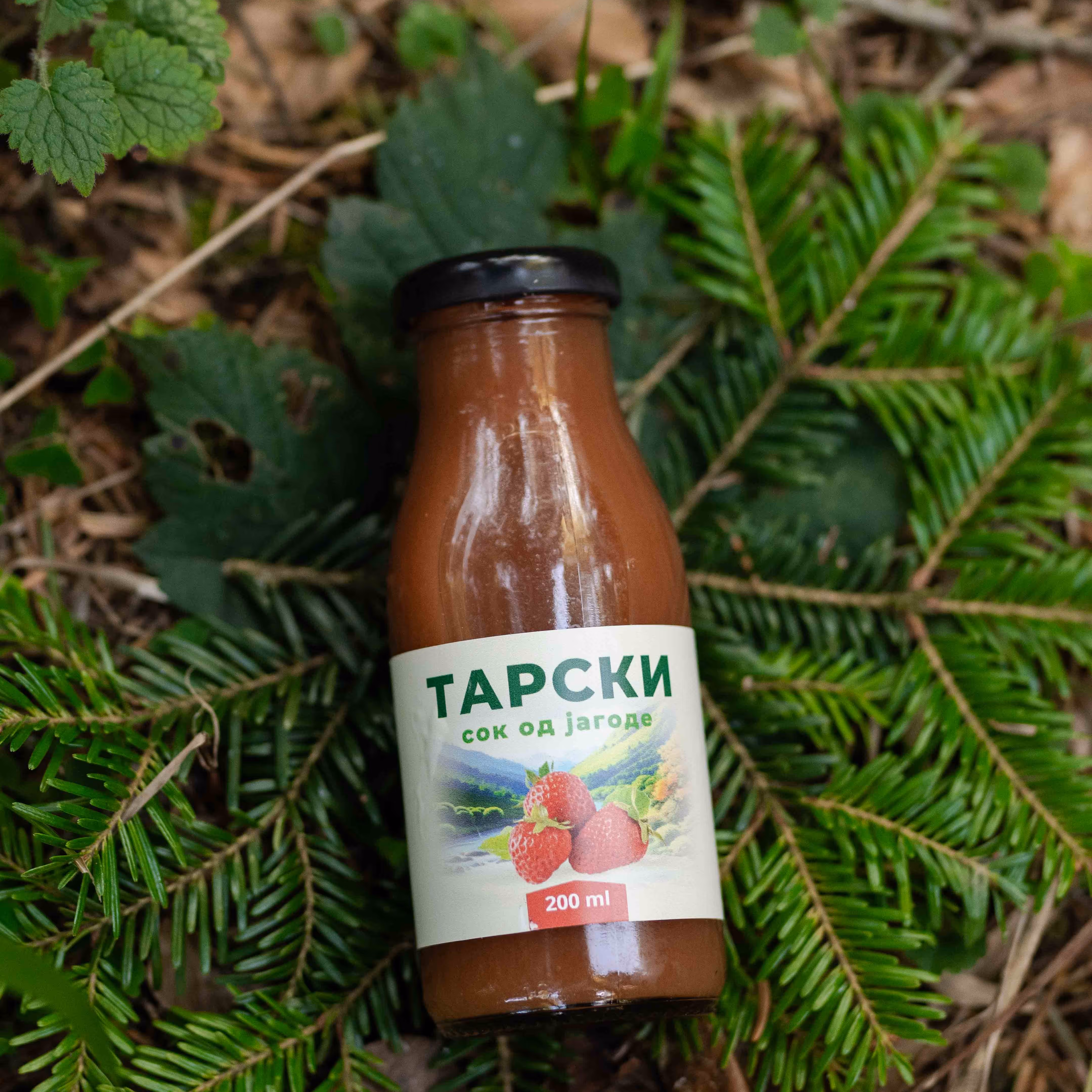 Prirodni tarski sok od jagode u staklenoj ambalazi od 200ml, fino zapakovan u neodoljivoj prirodi