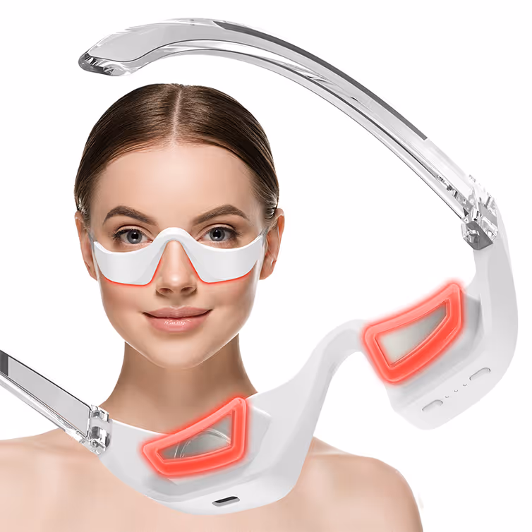 Mujer con un dispositivo tecnológico blanco para el cuidado de los ojos alrededor de la cara, con luces rojas en las áreas laterales y debajo de los ojos.