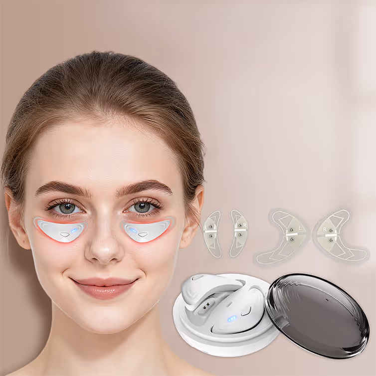 Mujer con parches tecnológicos para ojos puestos debajo de ambos ojos junto a un estuche blanco con luces azules y repuestos de parches transparentes.