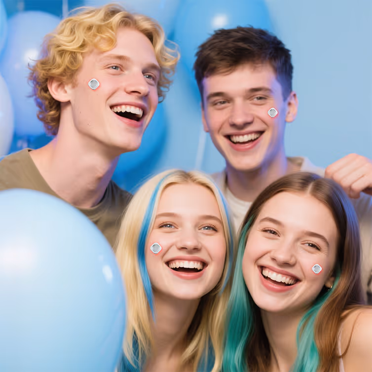 Cuatro jóvenes sonrientes con globos azules y fondos en tonos azules.