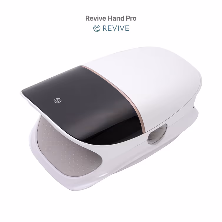 Dispositivo Revive Hand Pro blanco y negro para masaje de manos con botón de encendido.