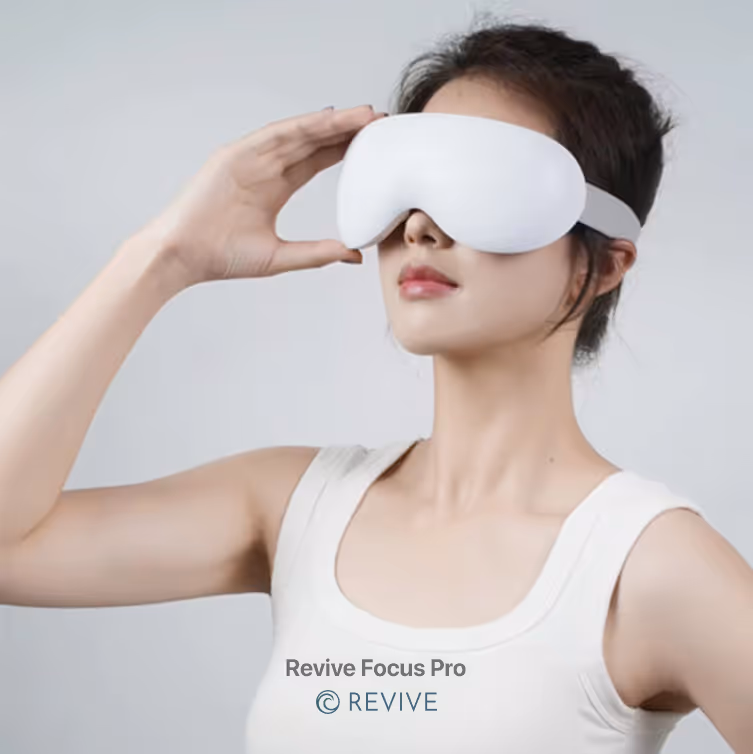 Mujer con ropa sin mangas blanca usando una máscara grande blanca para los ojos en un fondo gris claro.