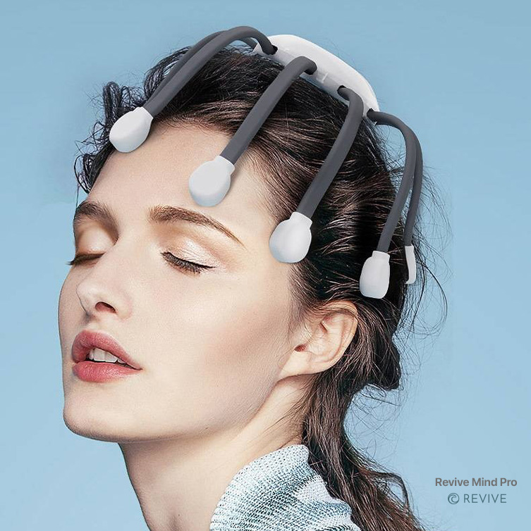 Mujer con los ojos cerrados usando un dispositivo electrónico gris con varios brazos flexibles sobre su cabeza.