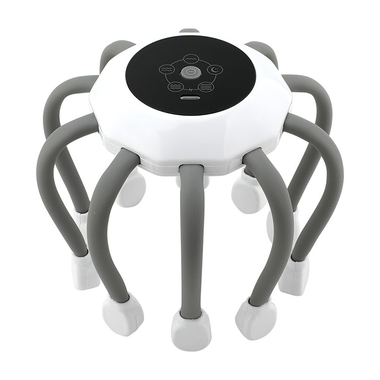 Masajeador eléctrico con ocho patas flexibles en gris y blanco y panel de control circular en la parte superior.