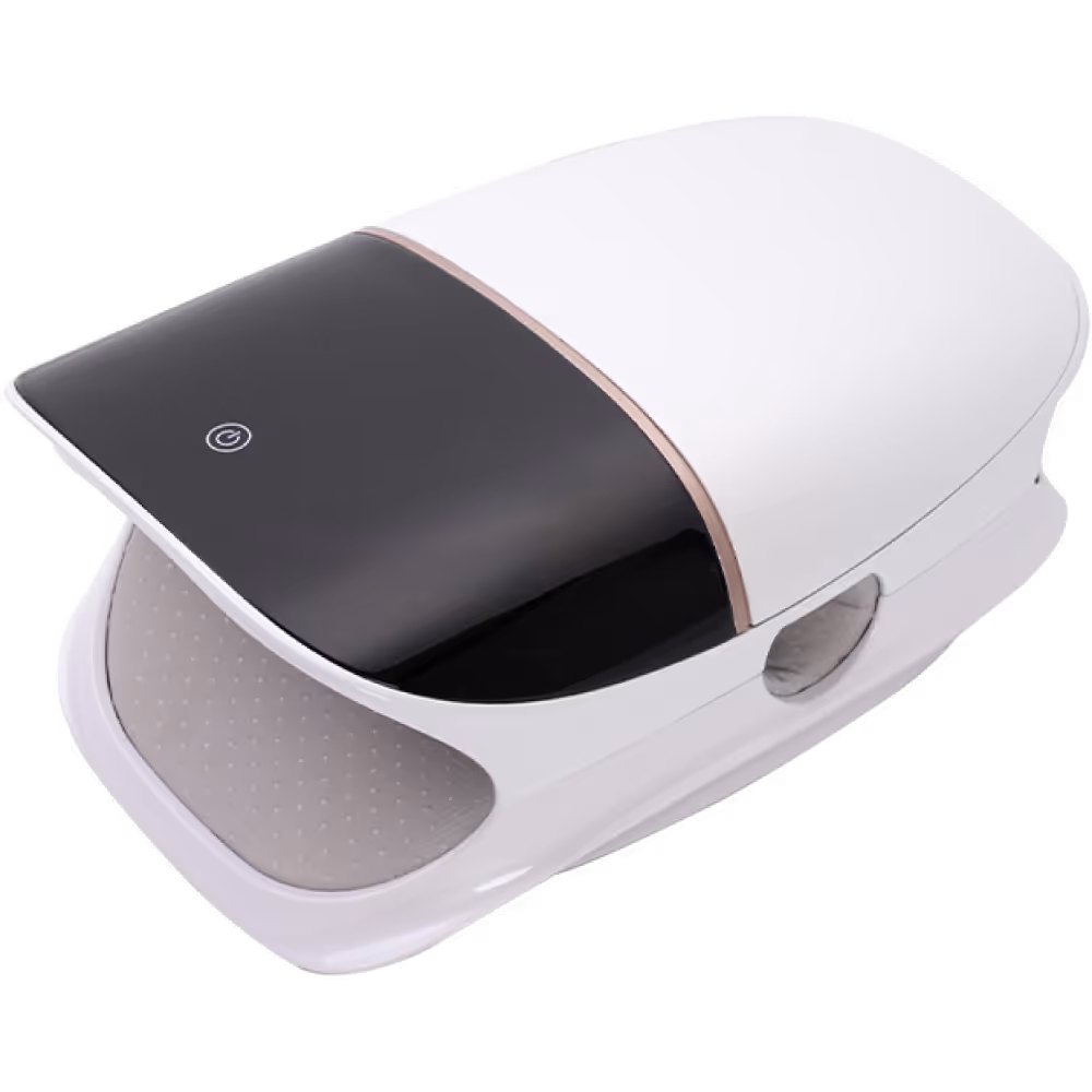 Dispositivo de masaje para manos blanco y negro con superficie acolchonada interior y botón de encendido.