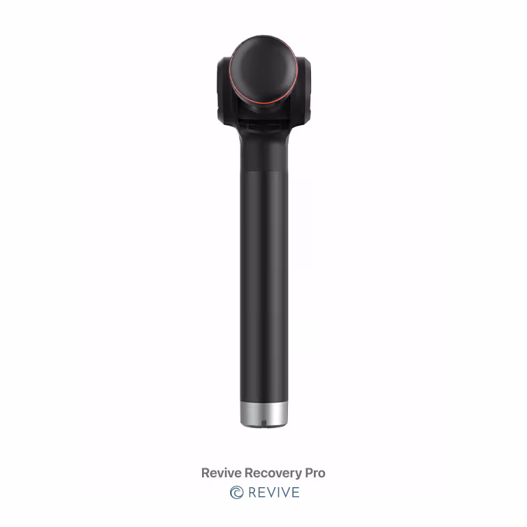 Dispositivo de masaje portátil Revive Recovery Pro de color negro con detalles en rojo y plata.