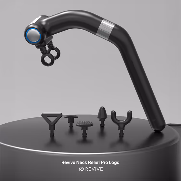 Dispositivo de masaje manual negro curvado con cinco cabezales intercambiables sobre una base redonda negra.