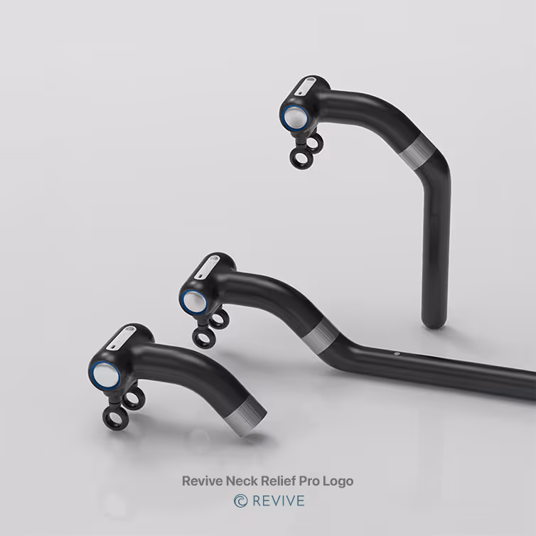 Tres dispositivos negros curvados con anillos colgantes azules, etiquetados como Revive Neck Relief Pro.