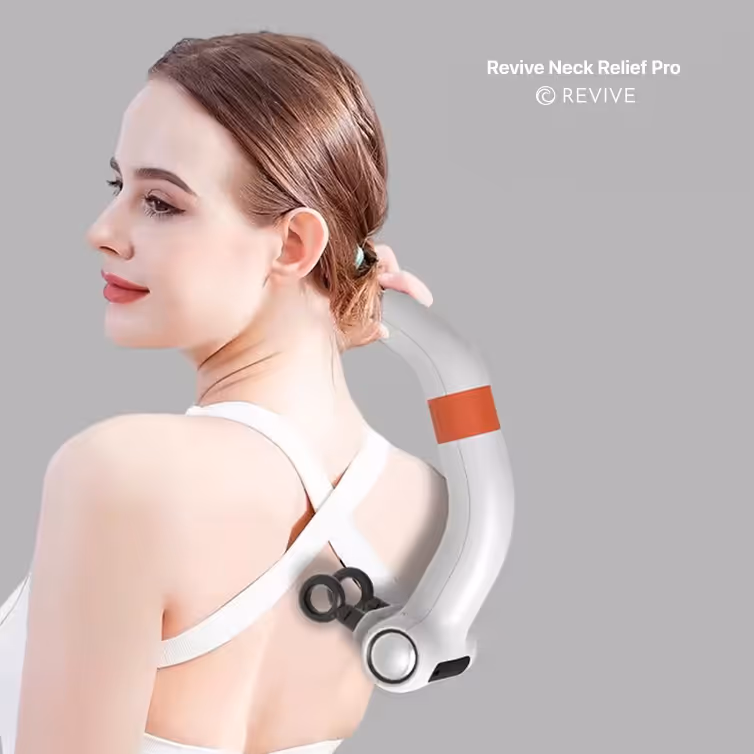 Mujer usando un dispositivo de masaje para alivio del cuello en la parte superior de la espalda.