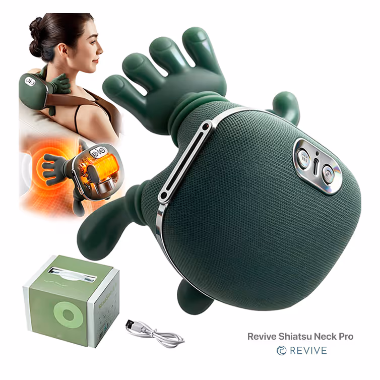 Dispositivo de masaje Shiatsu verde con forma de mano, caja de embalaje y cable de carga, usado en el cuello de una mujer.