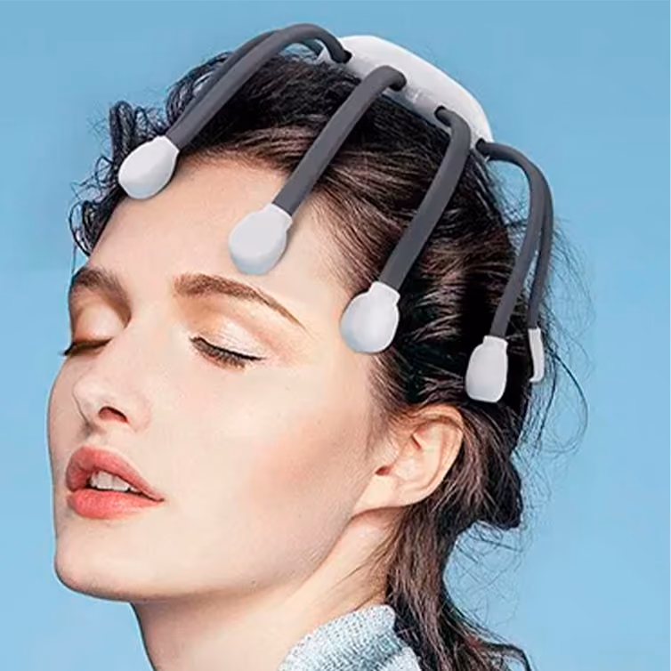 Mujer con ojos cerrados usando dispositivo con varios sensores sobre su cabeza.