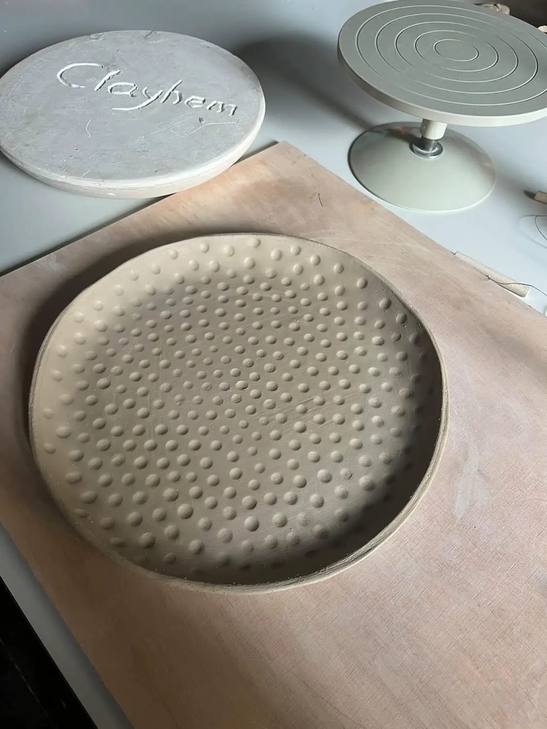 Keraaminen lautanen, jossa kaunis pintatekstuuri